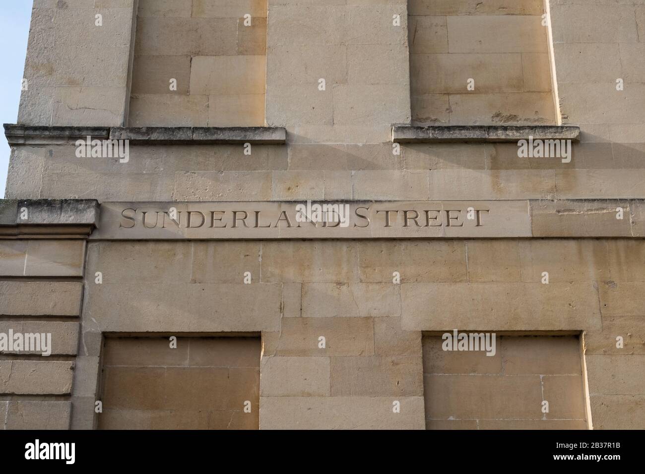 Sunderland Street à Bath, Somerset a le nom de rue gravé en pierre sur le côté de la maison Banque D'Images