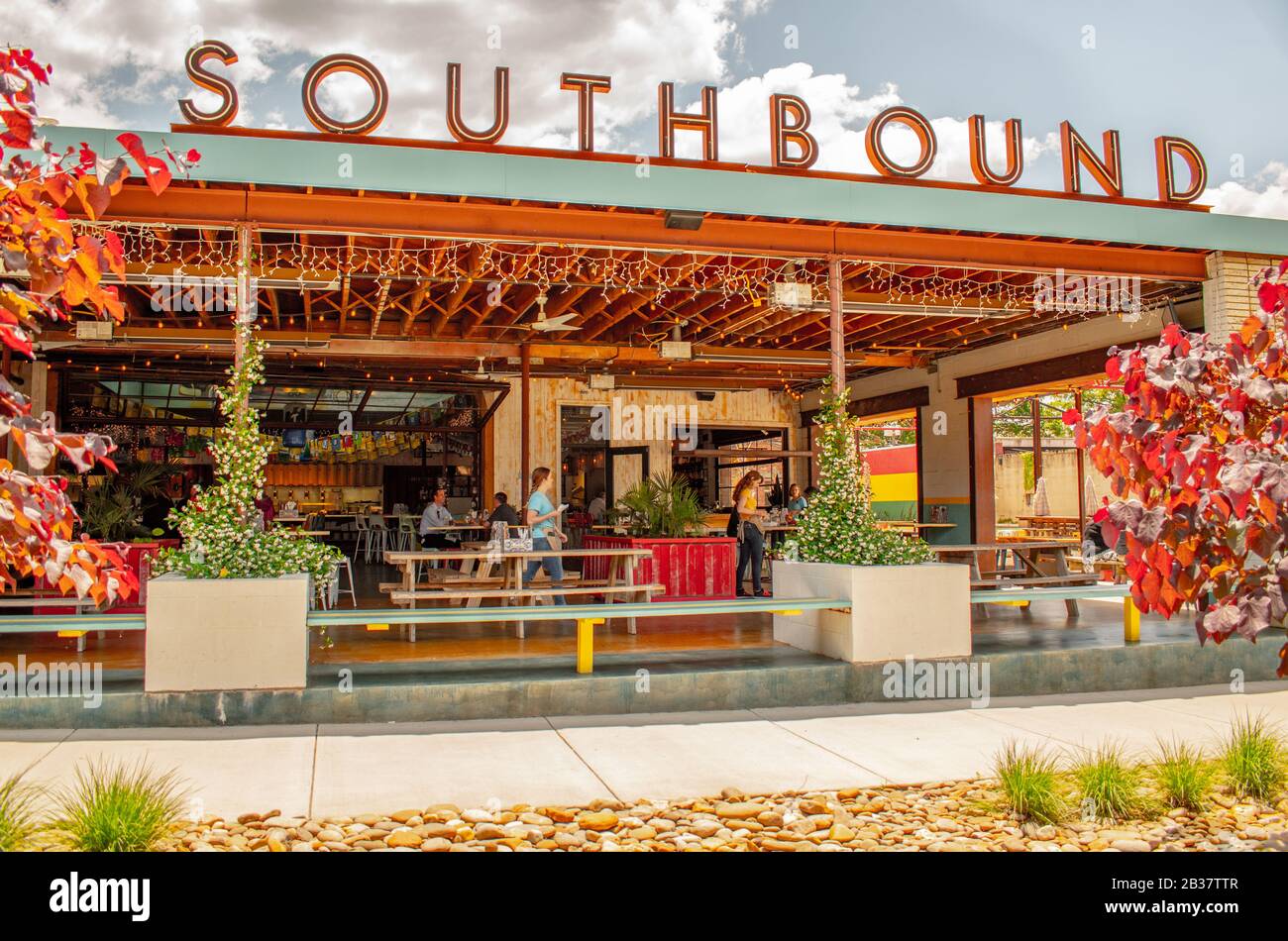Restaurant-terrasse en direction du sud sur South Blvd, dans le sud de Charlotte, Caroline du Nord, affichant des lettres de marque au néon audacieuses sur le toit du restaurant. Banque D'Images