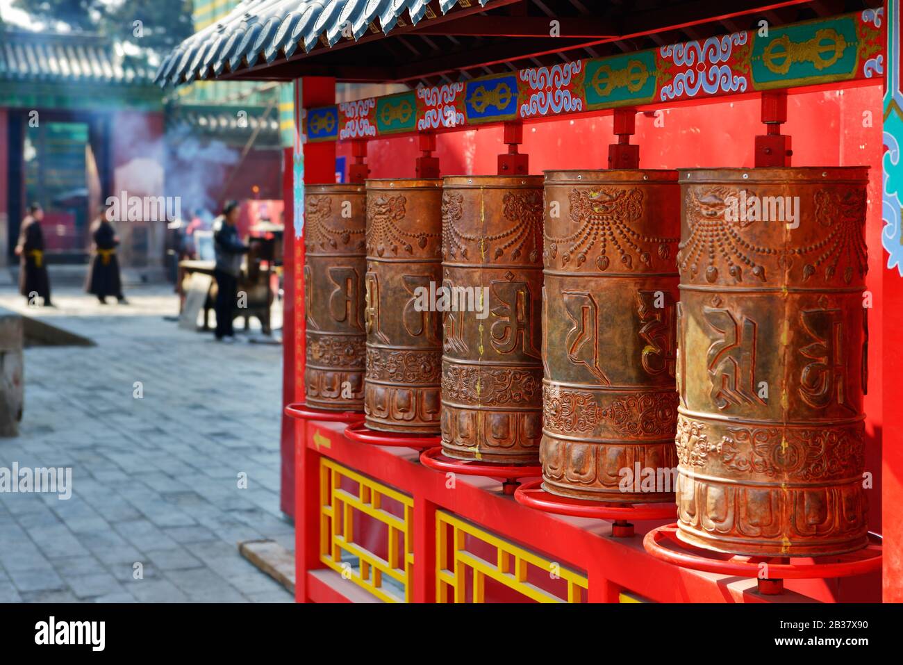 Rangée de mani priant roues de Putuo Zongcheng temple bouddhiste, l'un des huit temples de Chengde, Shanghai, Chine. Site du patrimoine mondial de l'Unesco Banque D'Images