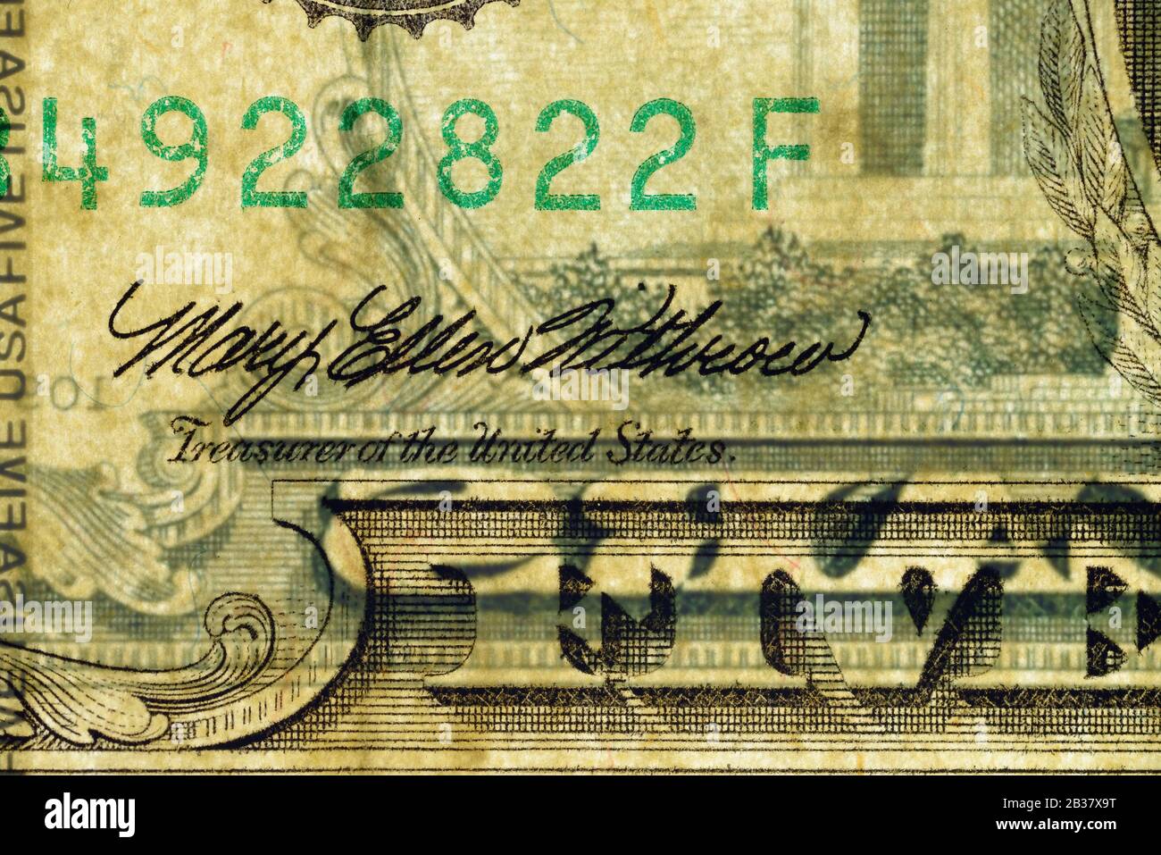 Close-up au Trésorier de l'États-Unis, texte de surface hautement amplifiés utilisés 5 dollars remarque avec détails visibles de la fibre de coton, papier avec tous les Banque D'Images