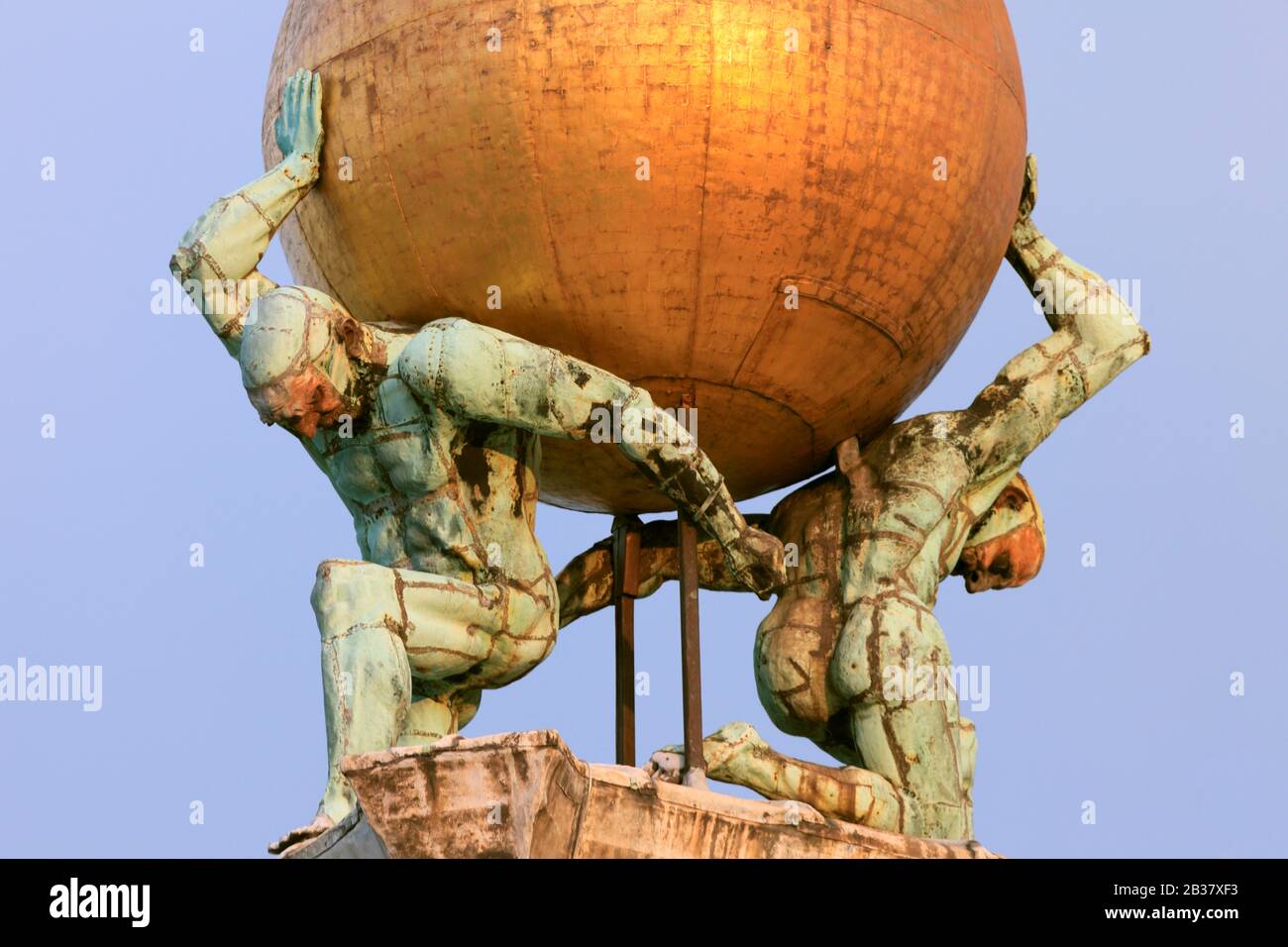 Deux Atlas Ont Un Golden Ball Sur Lequel Giuseppe Benoni'S Fortune Se Tient Sur Le Dogana Da Mar, Venise, Vénétie, Italie Banque D'Images