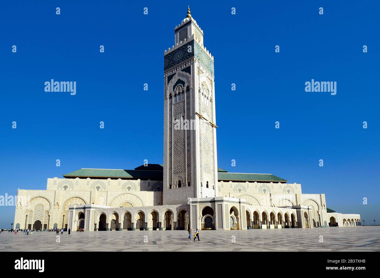 Casablanca, Maroc - 18 novembre 2014 : personnes non identifiées et impressionnante mosquée Hassan II, Banque D'Images
