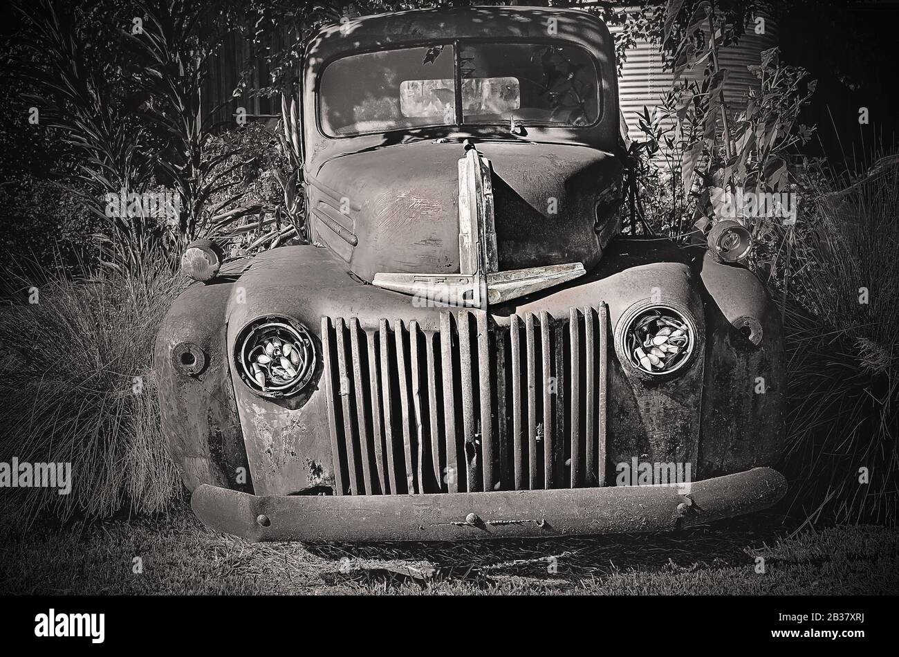 Un pick-up Ford vintage des années 1940 rouillé est garé devant Berry’s Seafood and Catfish House, le 20 août 2019, à Florence, Mississippi. Banque D'Images