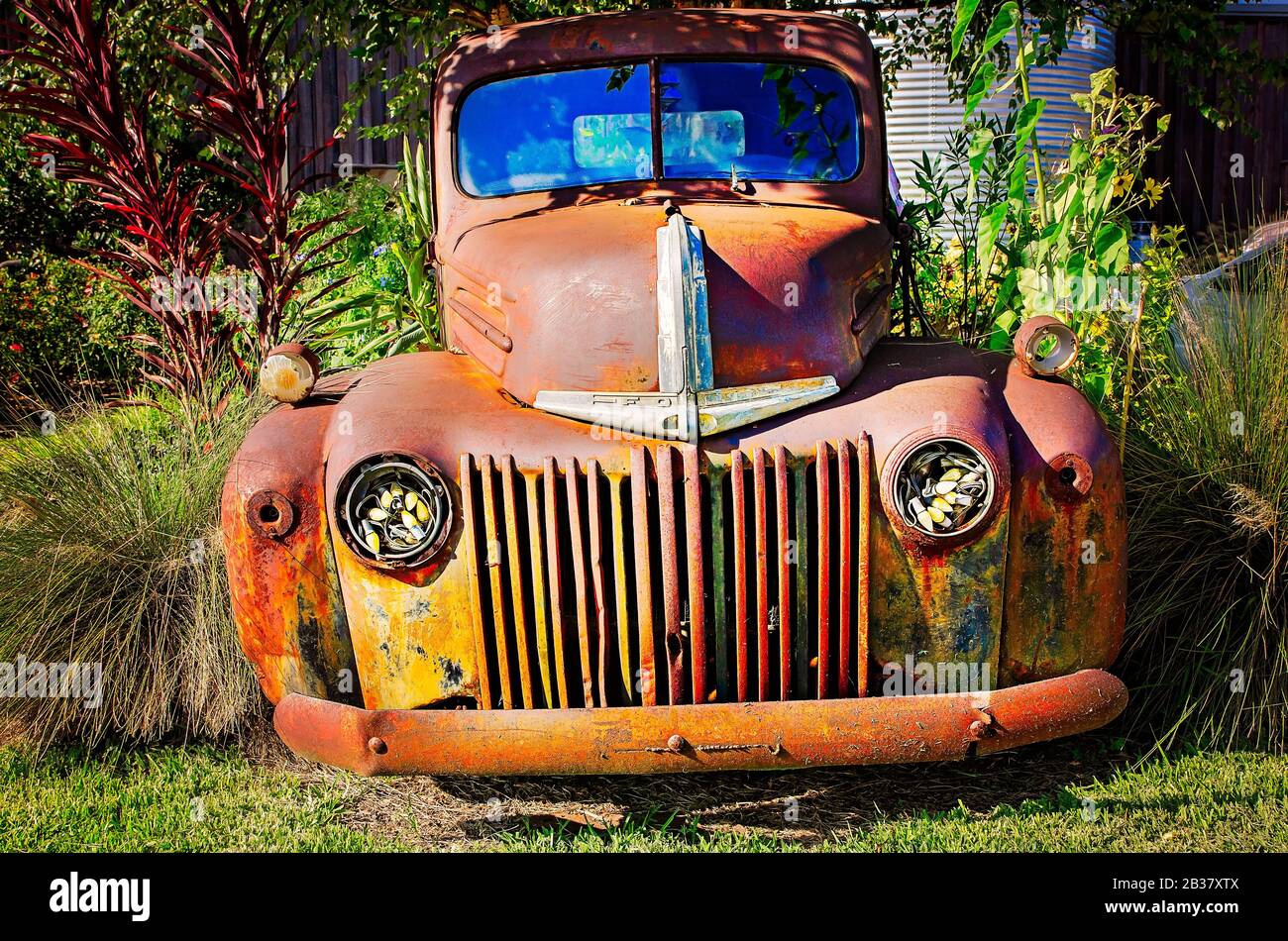 Un pick-up Ford vintage des années 1940 rouillé est garé devant Berry’s Seafood and Catfish House, le 20 août 2019, à Florence, Mississippi. Banque D'Images