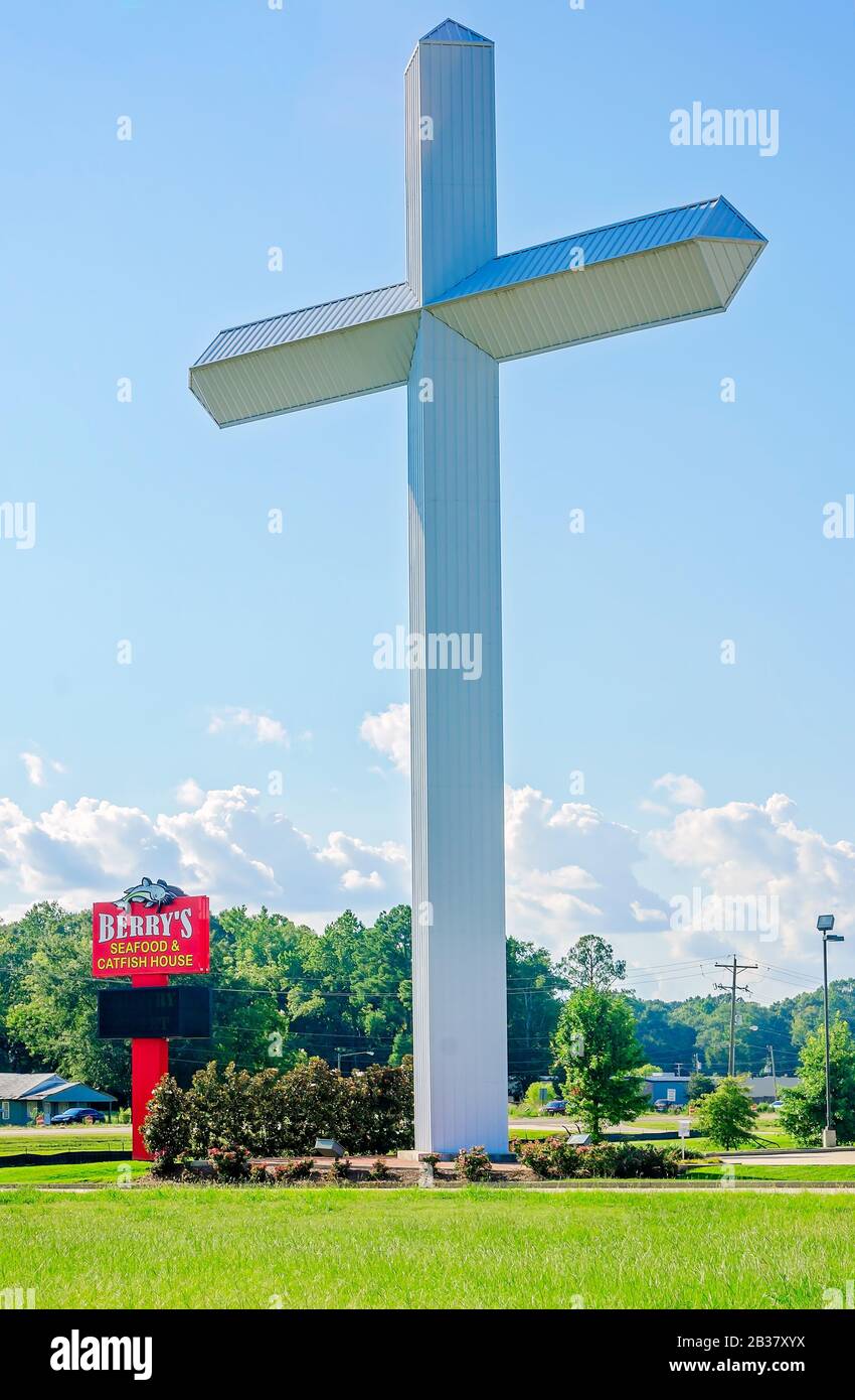 Une Croix Blanche De 16 Tonnes De 16 Pieds Se Dresse A L Exterieur De Berry S Seafood And Catfish House Le Aout 19 A Florence Au Mississippi Photo Stock Alamy