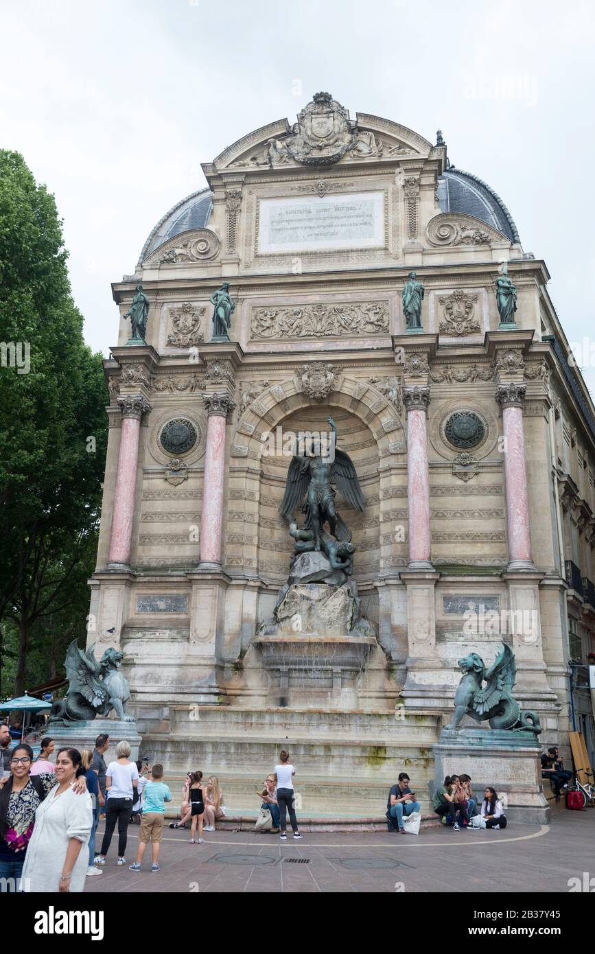 Fontaine St Michaels Dans Le Quartier Latin, Paris, France Banque D'Images