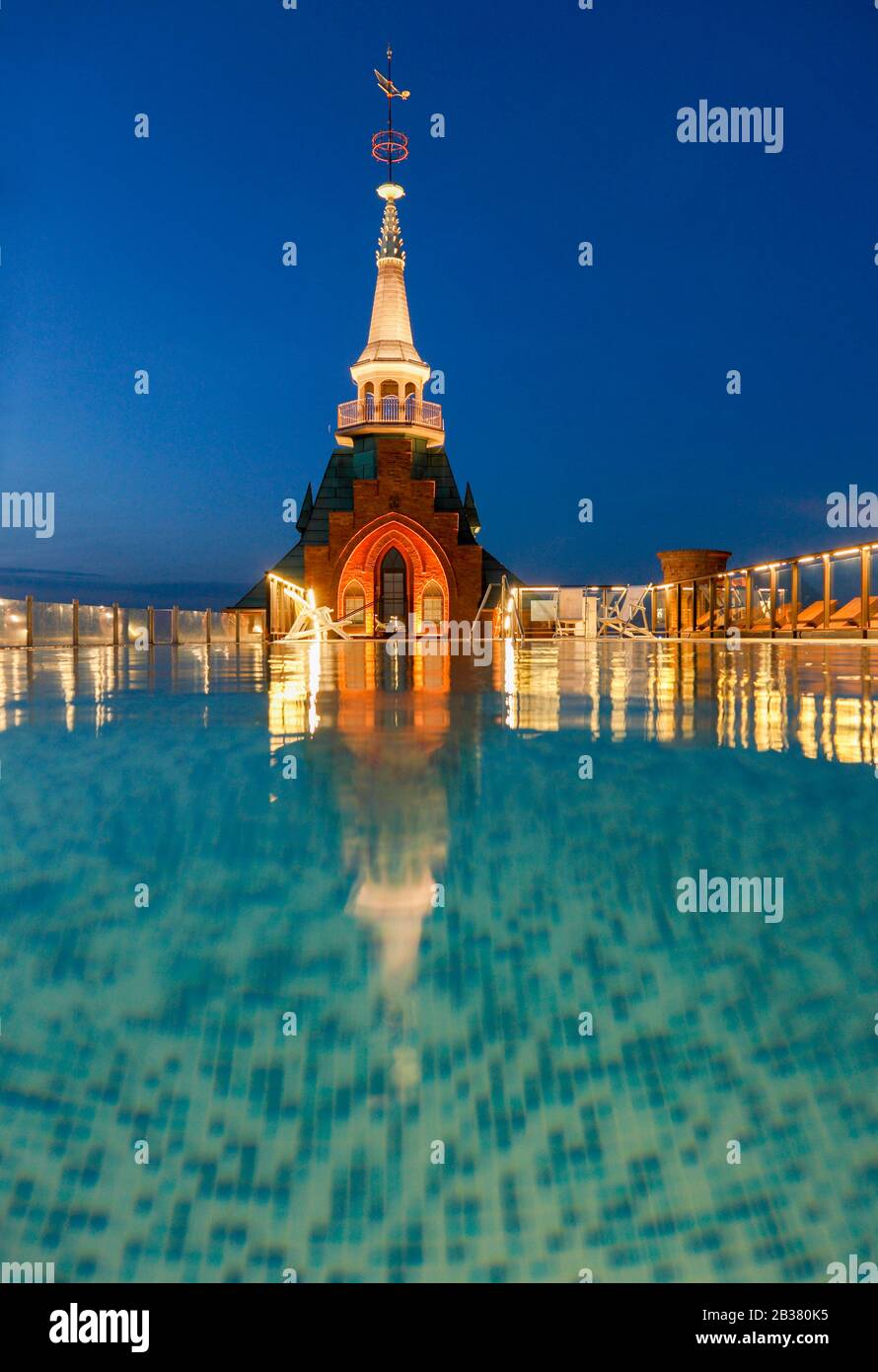 Piscine sur le toit du Hilton Molino Stucky Venice, Giudecca, Venise, Vénétie, Italie. Banque D'Images