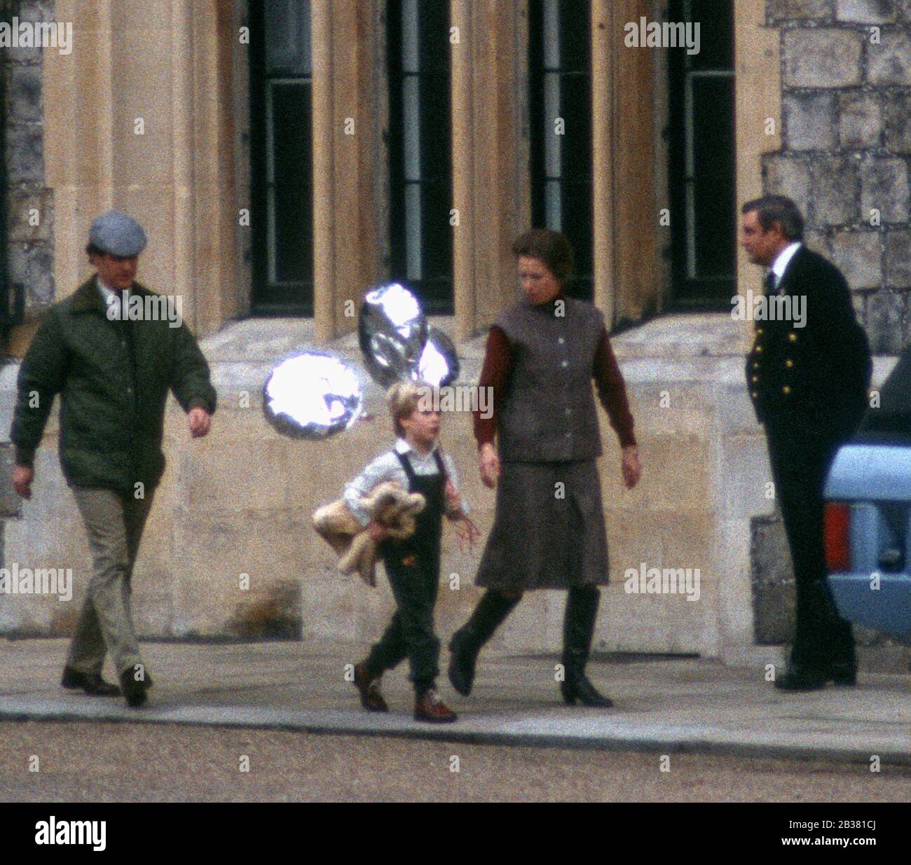 Peter Phillips et la princesse Anne quittent une fête de Pâques dans le Quadrangle au château de Windsor, à Windsor, en Angleterre, en mars 1984 Banque D'Images