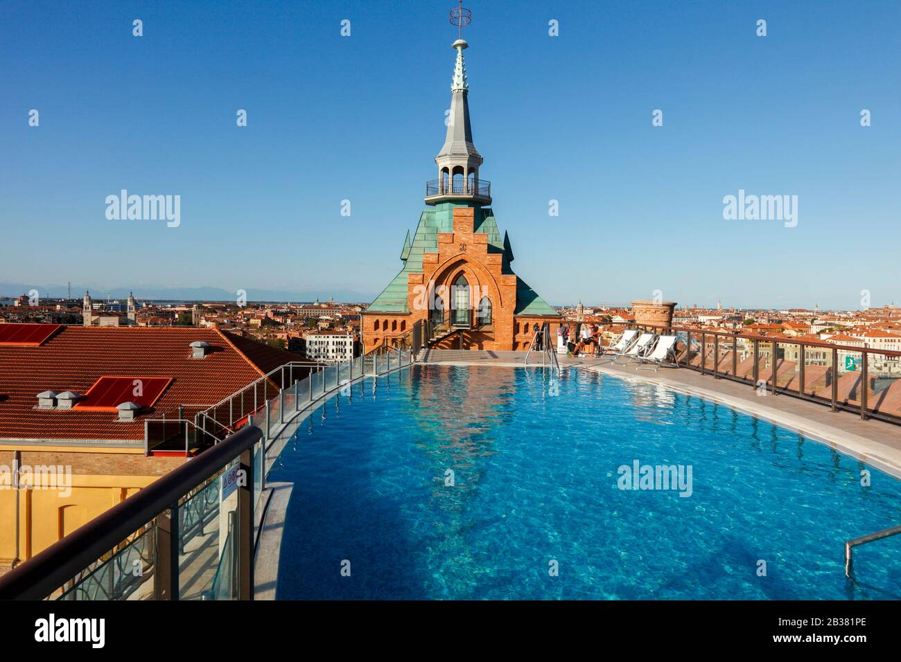 Piscine sur le toit du Hilton Molino Stucky Venice, Giudecca, Venise, Vénétie, Italie. Banque D'Images
