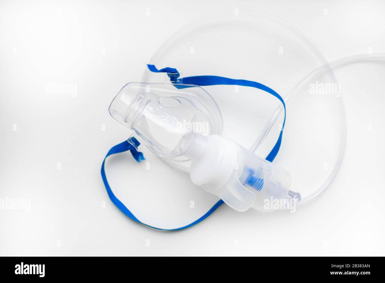 Inhalateur à ultrasons ou nébuliseur sur fond blanc. Médecine respiratoire.  Traitement respiratoire contre l'asthme avec masque à oxygène, équipement  médical pour inhalati Photo Stock - Alamy