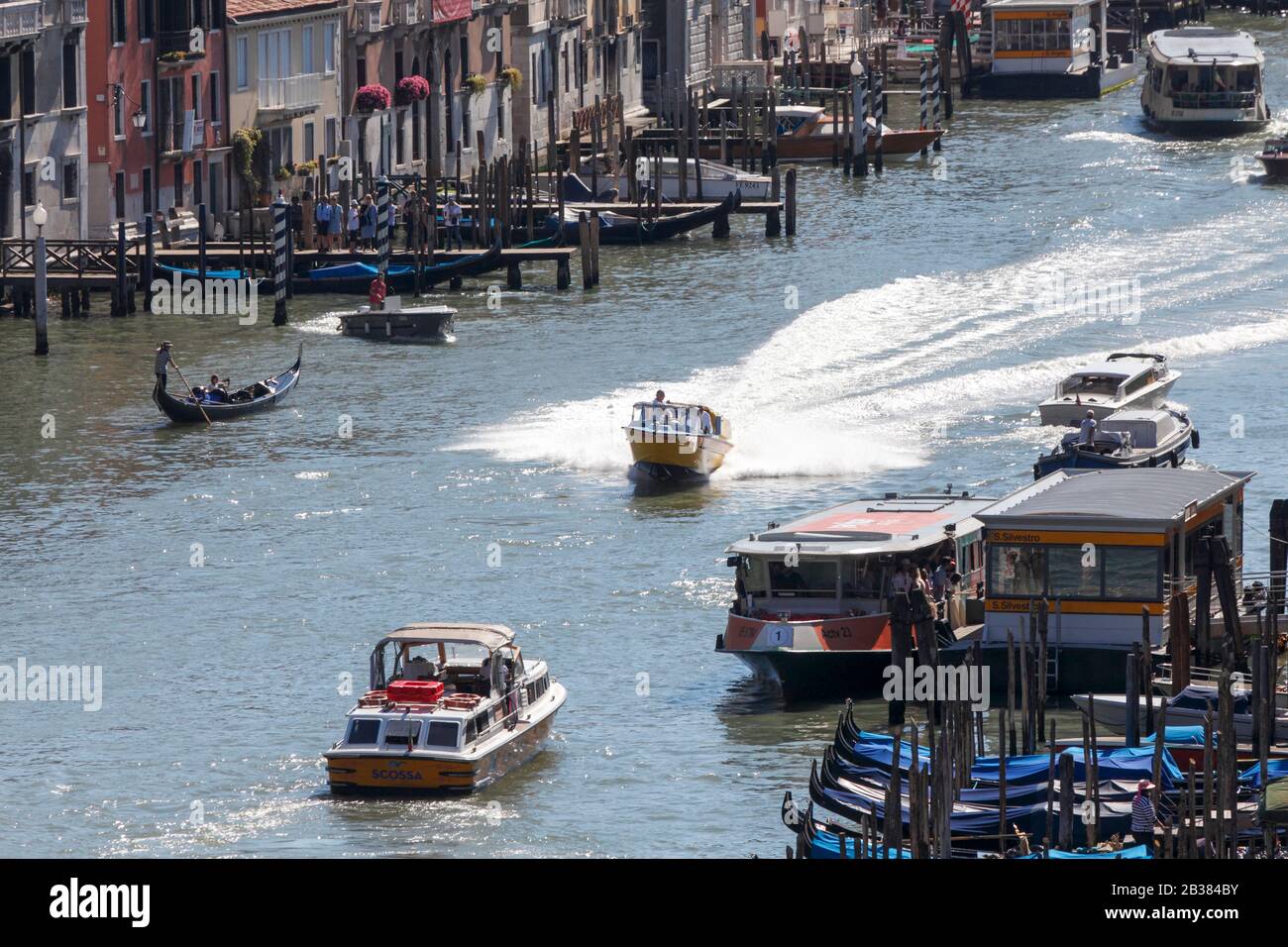Bateau-ambulance en action sur le Canal Grande, Rialto, Venise, Vénétie, Italie Banque D'Images