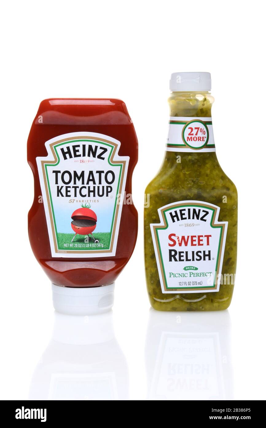 Irvine, CA - 08 SEPTEMBRE 2014 : bouteilles de Heinz Ketchup et Relish. La société H. J. Heinz fabrique des milliers de produits alimentaires Banque D'Images