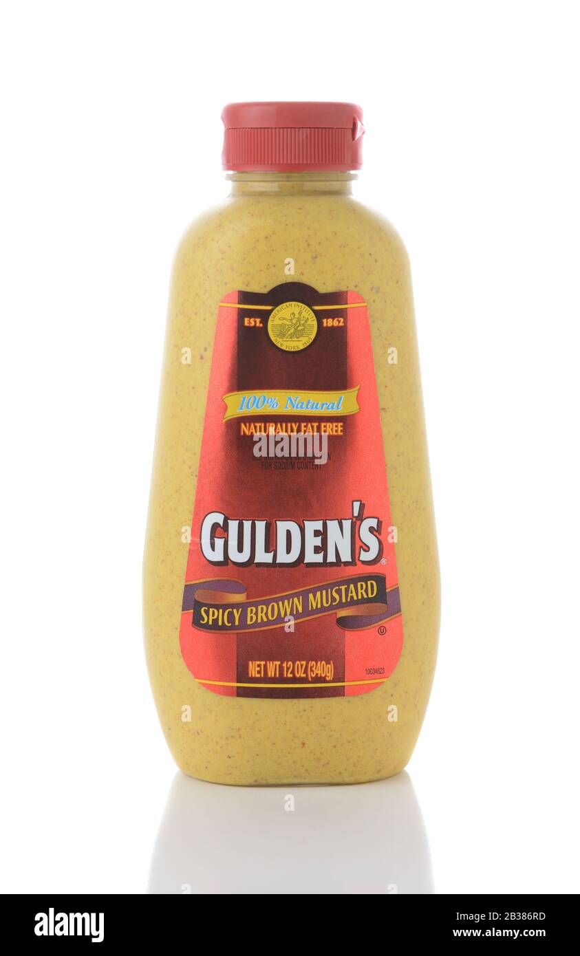 Irvine, CA - 2 JUIN 2015 : une bouteille de moutarde brune épicée de Gulden. Guldens est la plus ancienne marque de moutarde en activité aux États-Unis. Banque D'Images Irvine, CA - 2 JUIN 2015 : une bouteille de moutarde brune épicée de Gulden. Guldens est la plus ancienne marque de moutarde en activité aux États-Unis. Banque D'Images