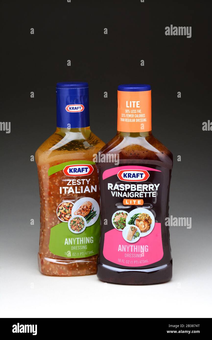 Irvine, CA - 11 janvier 2013: Deux bouteilles de Kraft Quoi que ce soit dressing, Raspberry Vinigarette et Zesty italien. Kraft Foods possède 27 marques avec s Banque D'Images