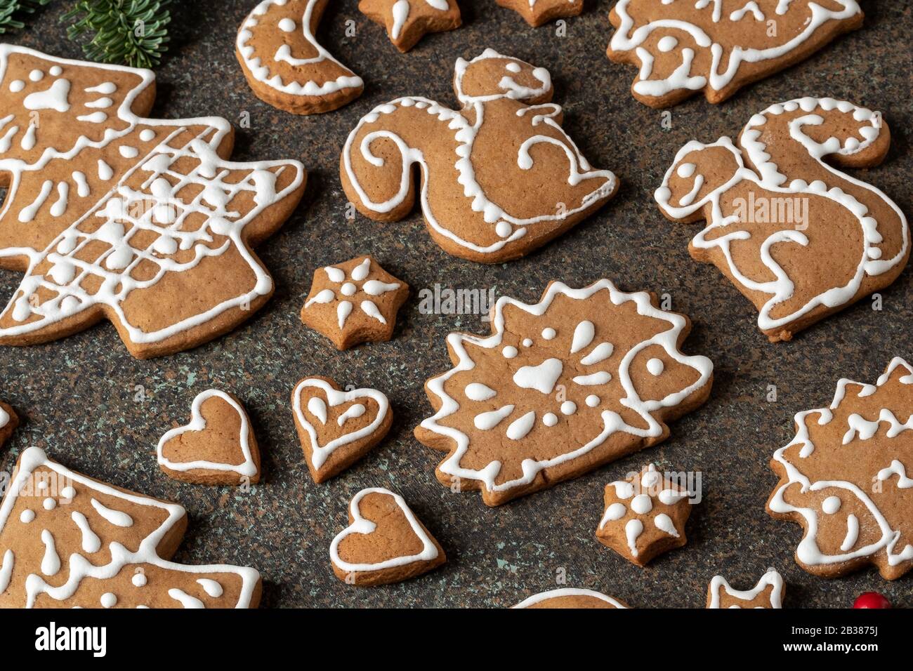 Gingerbread cookies de Noël sur fond sombre Banque D'Images