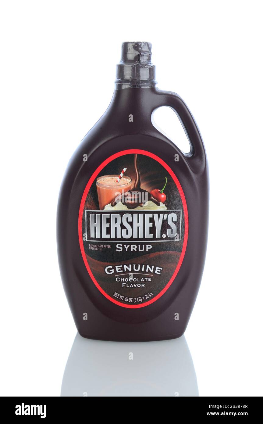 Irvine, CA - 11 janvier 2013 : une bouteille de 48 onces de sirop de chocolat Hersheys. La Hershey Company est le plus grand fabricant de chocolat de North Ameri Banque D'Images