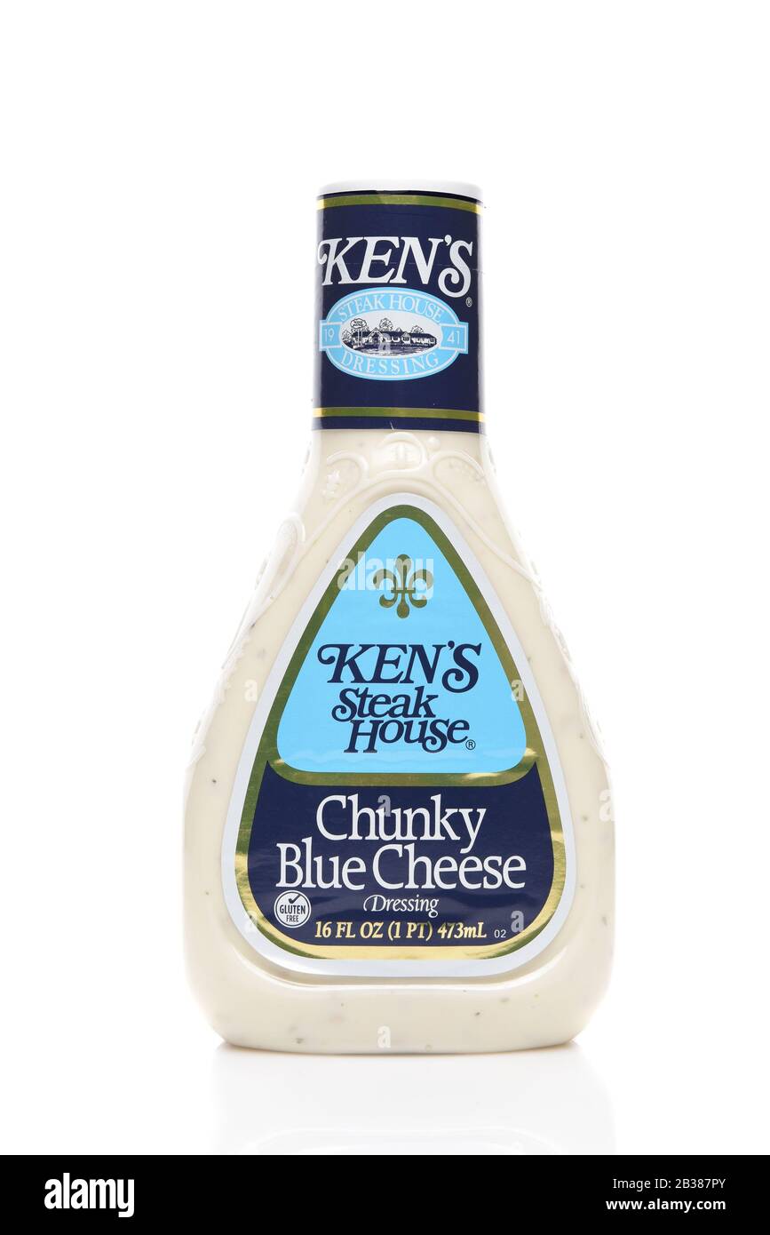 Irvine, CALIFORNIE - 26 AOÛT 2019 : une bouteille de vinaigrette salade de fromage bleu épais Kens Steak House. Banque D'Images