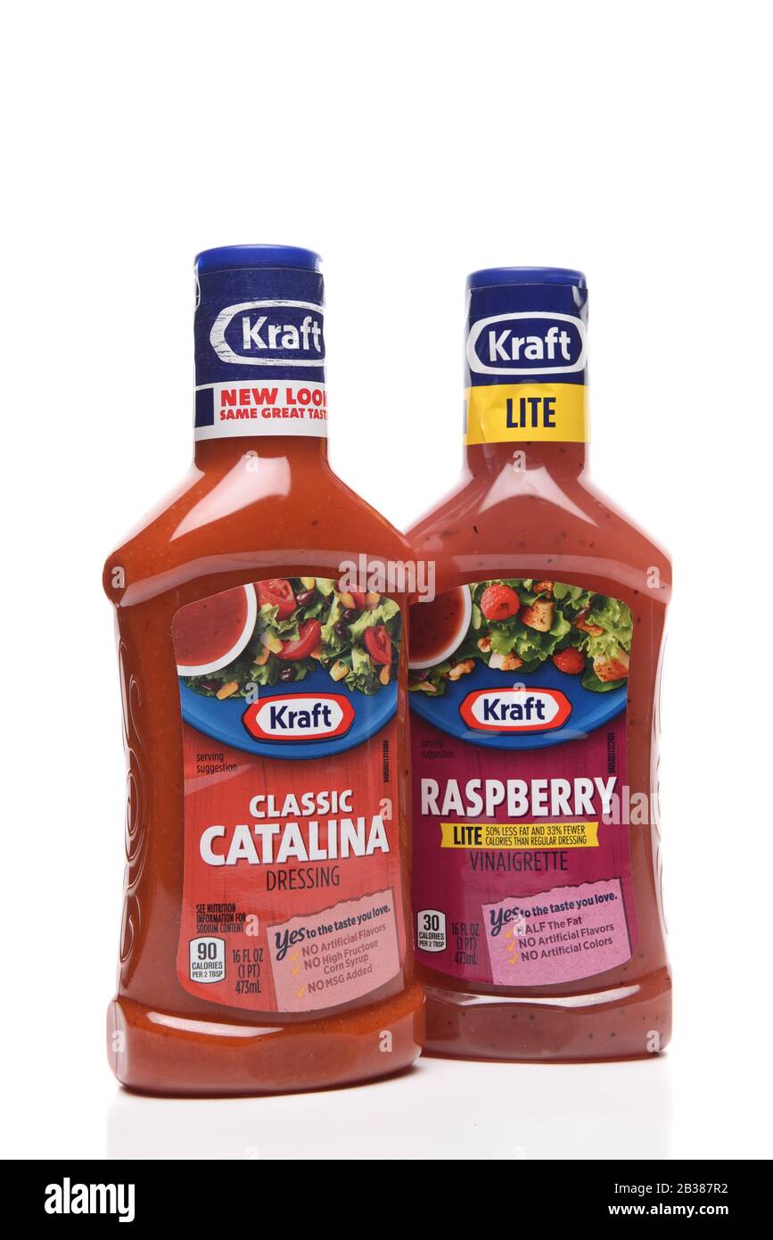 Irvine, CALIFORNIE - 30 AOÛT 2019 : une bouteille de vinaigrette à la catalane classique Et à la vinaigrette aux framboises De Kraft Foods. Banque D'Images