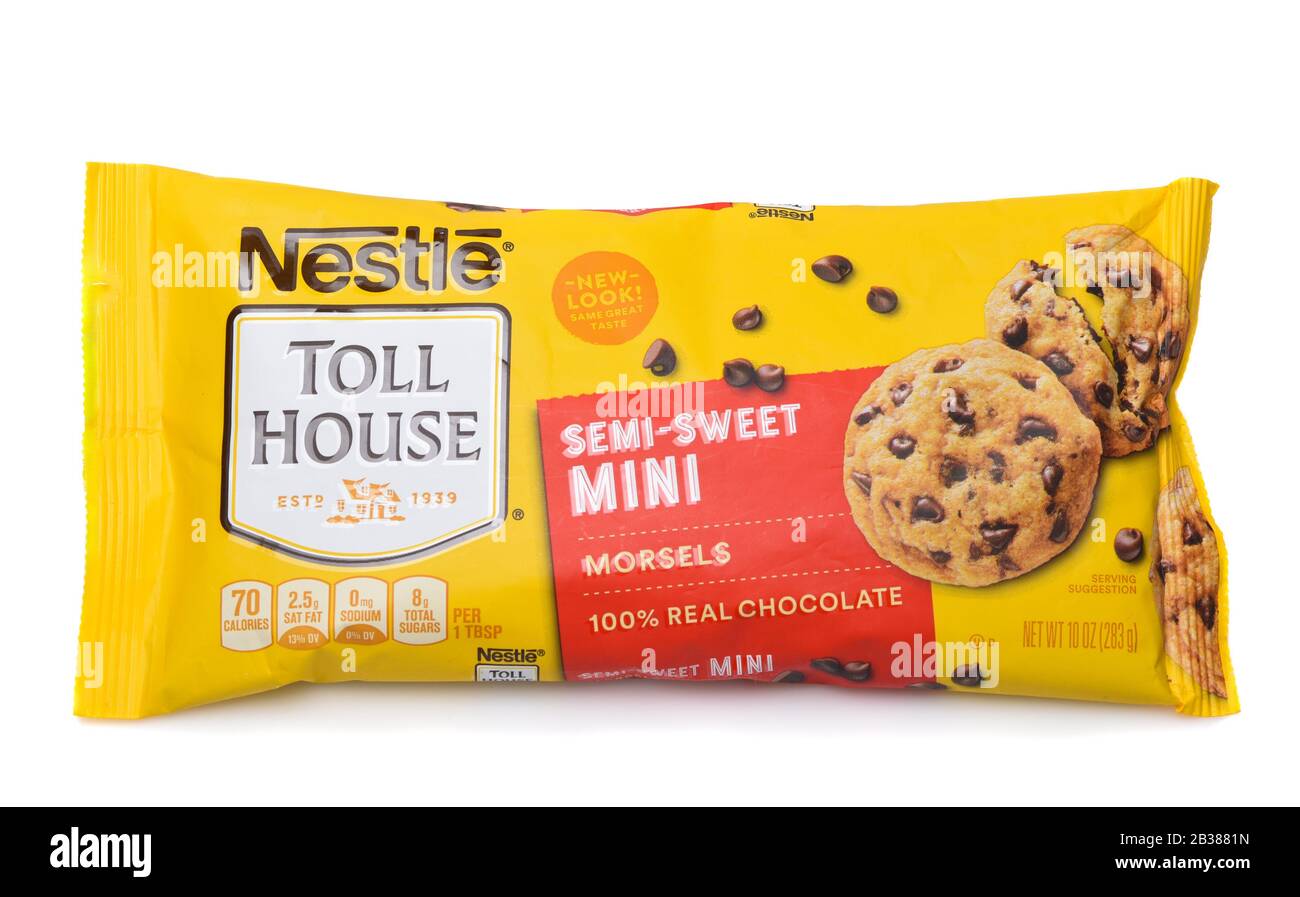 Irvine, CALIFORNIE - 28 SEPT 2019: Un paquet de mini-chips semi-douces au chocolat Nestle Toll House. Banque D'Images