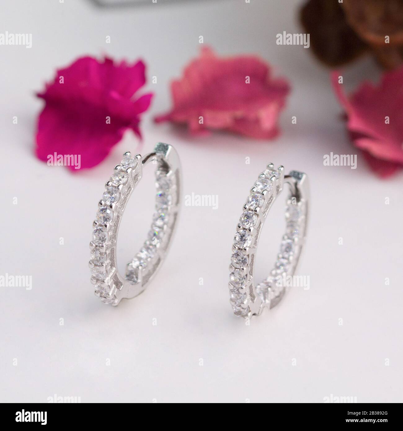 Une paire de superbes boucles d'oreilles en diamant isolées sur fond blanc Banque D'Images