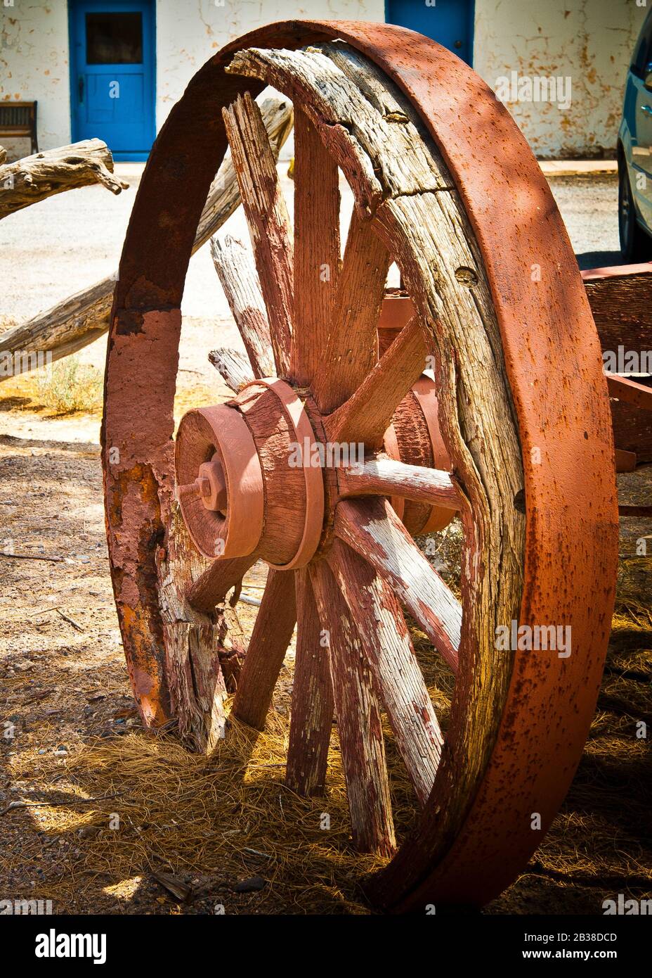 Roue de wagon à dos nu montrant la compétence des roues faites à la main en bois et renforcée avec des jantes en métal forgées à la main, 1900, Death Valley.USA Banque D'Images