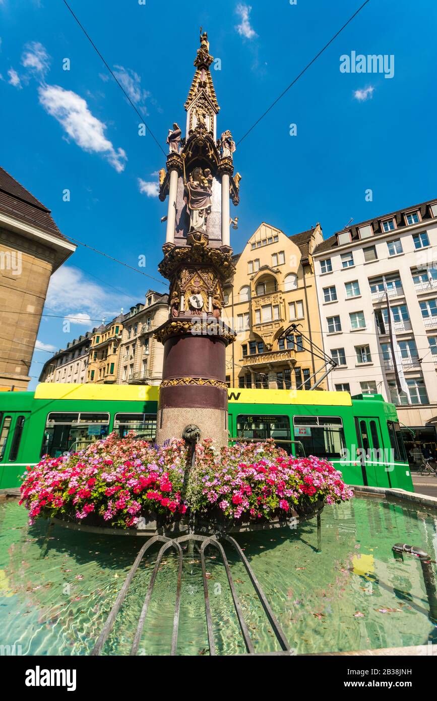 Basler fischmarkt brunnen fontaine avec tram en arrière-plan Banque D'Images
