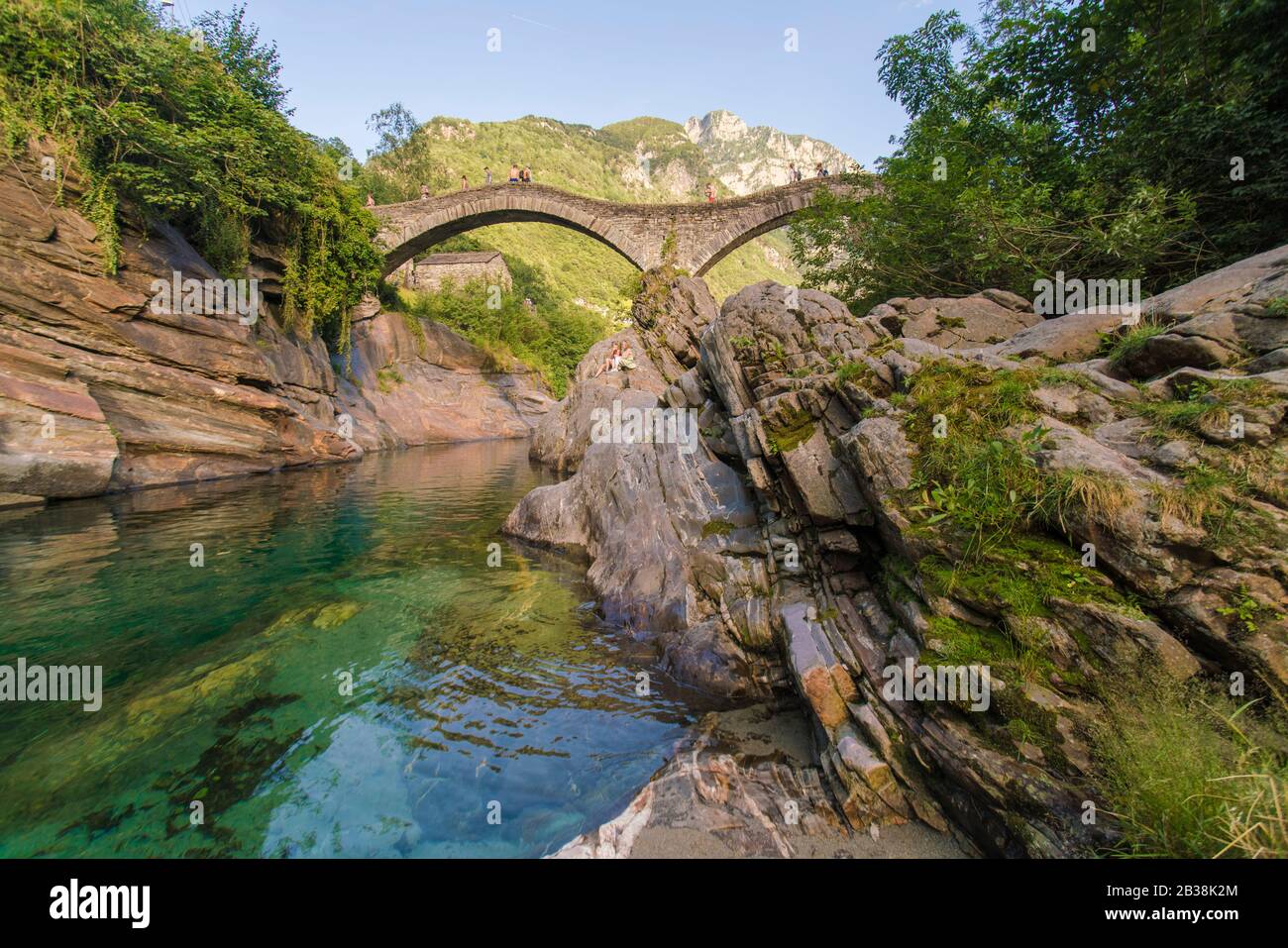 Valle Verzasca avec la mariée de pierre et l'eau cristalline Banque D'Images