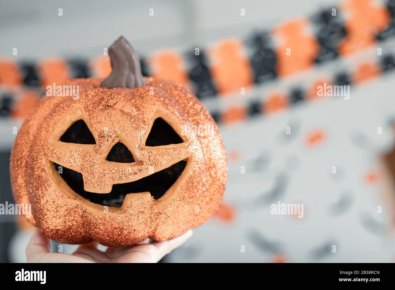 Citrouille fantôme Halloween sur fond, décorez le thème Halloween dans la chambre. Décoration de la décoration d'Halloween. Banque D'Images