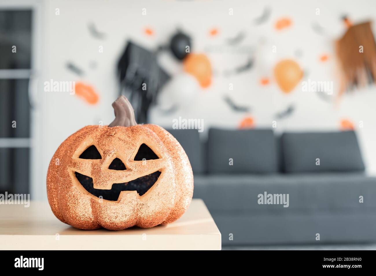 Citrouille fantôme Halloween sur la table avec toile de fond, décorez le thème Halloween dans la chambre. Décoration de la décoration d'Halloween. Banque D'Images