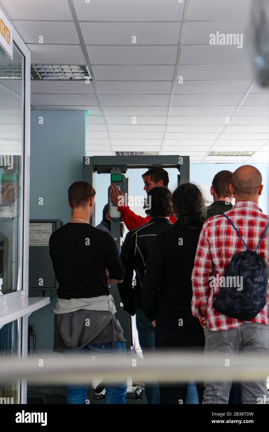 Pripyat, Ukraine - 21 octobre 2019: Les visiteurs de la zone d'exclusion de Tchernobyl sont vérifiés pour la radioactivité avant d'entrer dans un bâtiment. Banque D'Images