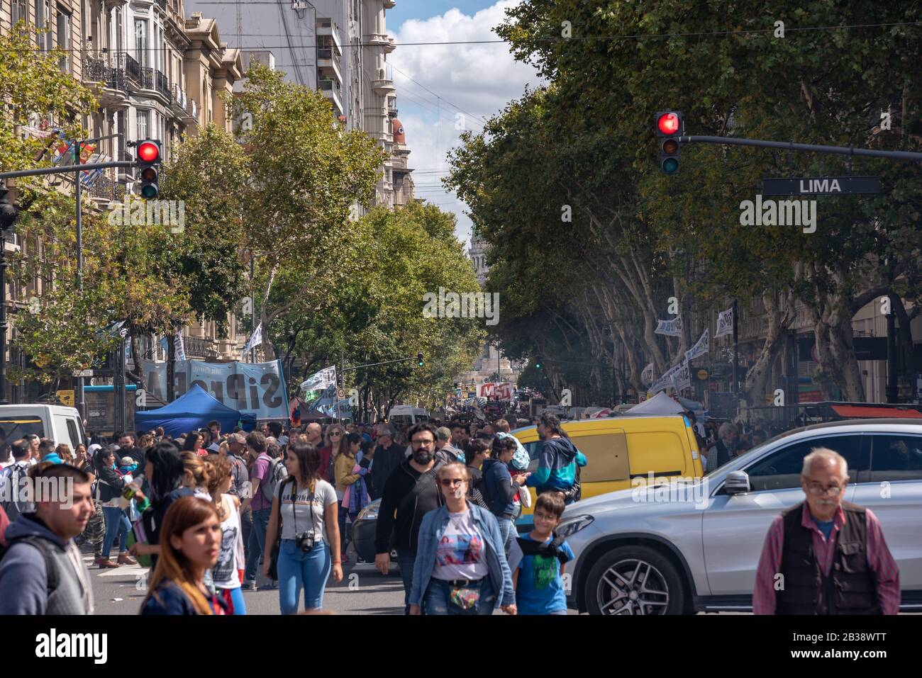 Manifestation populaire pendant 43 ans du putsch pendant la Journée nationale de la mémoire, de la vérité et de la justice qui rappellent ces 30000 déparus en Argentine Banque D'Images