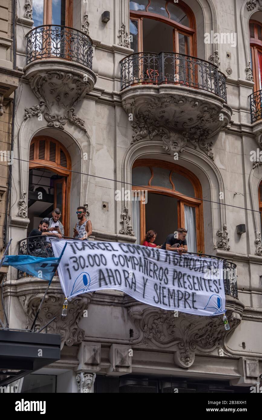 Buenos Aires, Argentine; 24 mars 2019: Drapeau sur un balcon avec l'inscription "prison commune aux génocides. 30000 collègues présentent maintenant et pour toujours' a. Banque D'Images