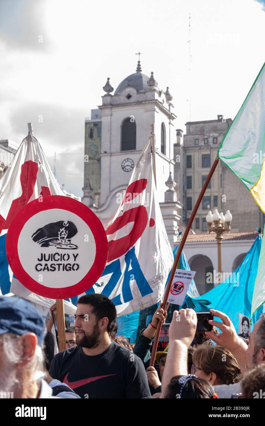 Buenos Aires, Argentine; 24 mars 2019: Une bannière qui dit "jugement et punir" manifestation Populaire pendant 43 ans du putsch pendant la Nation Banque D'Images