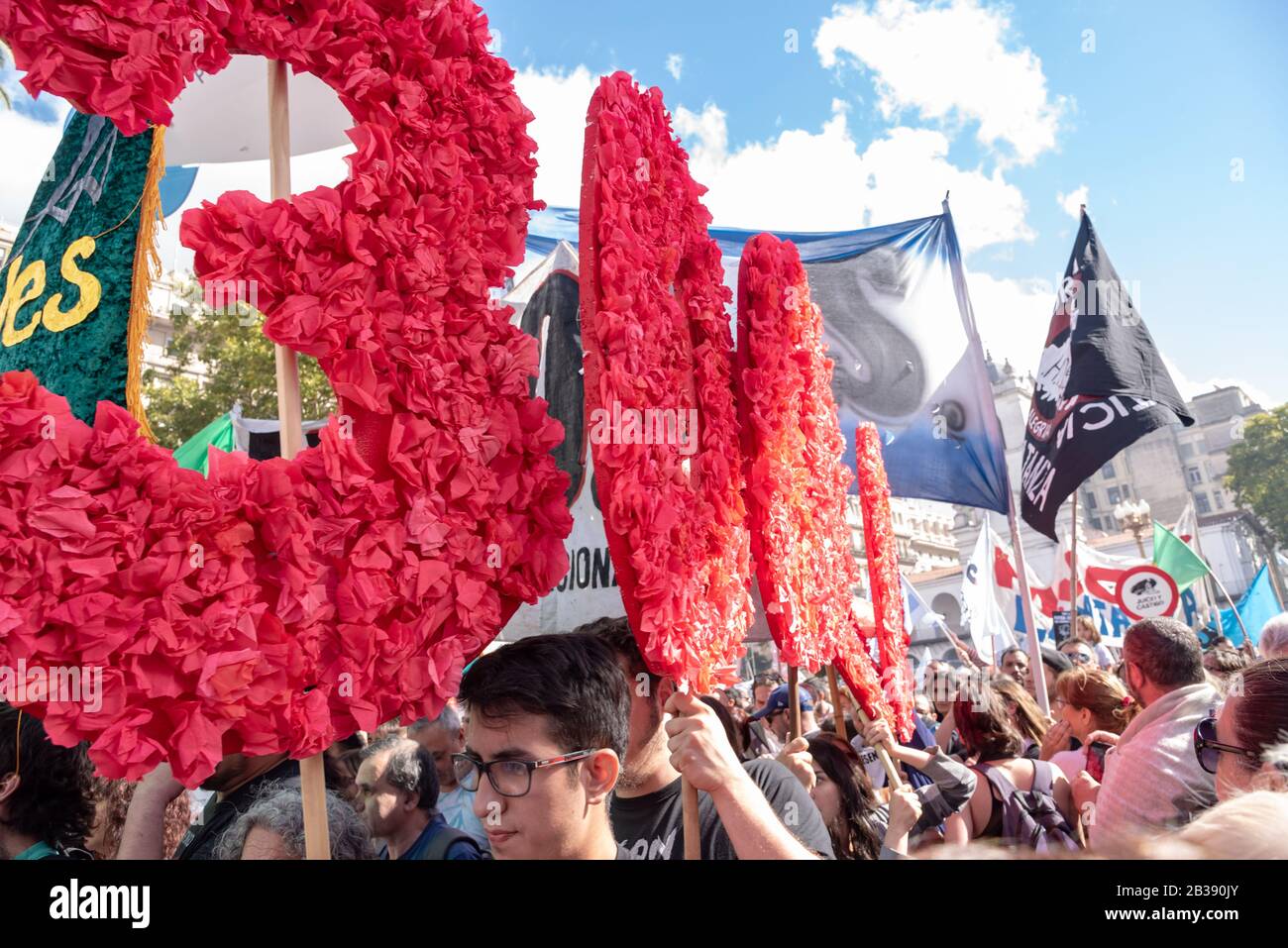 Manifestation populaire pendant 43 ans du putsch pendant la Journée nationale de la mémoire, de la vérité et de la justice qui rappellent ces 30000 déparus en Argentine Banque D'Images