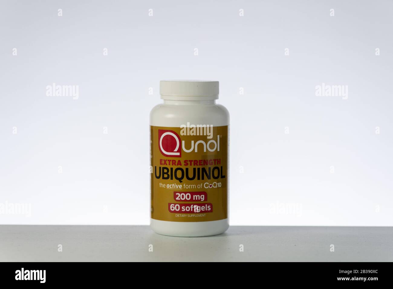 Davis, CA, 09 février 2020. Bouteille d'Ubiquinol sur fond blanc, centré, vue avant. La forme active de la co-enzyme Q 10 cumin est naturelle Banque D'Images