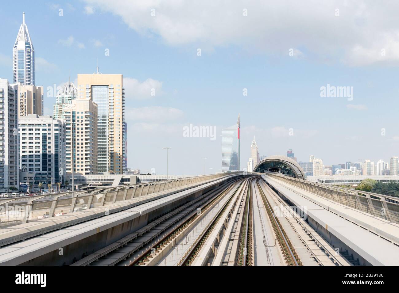 Dubaï, Émirats arabes Unis - 10 mars 2019 : métro de Dubaï. Vue sur la ville depuis le métro le 10 mars 2019. Le métro de Dubaï est le plus long du monde Banque D'Images