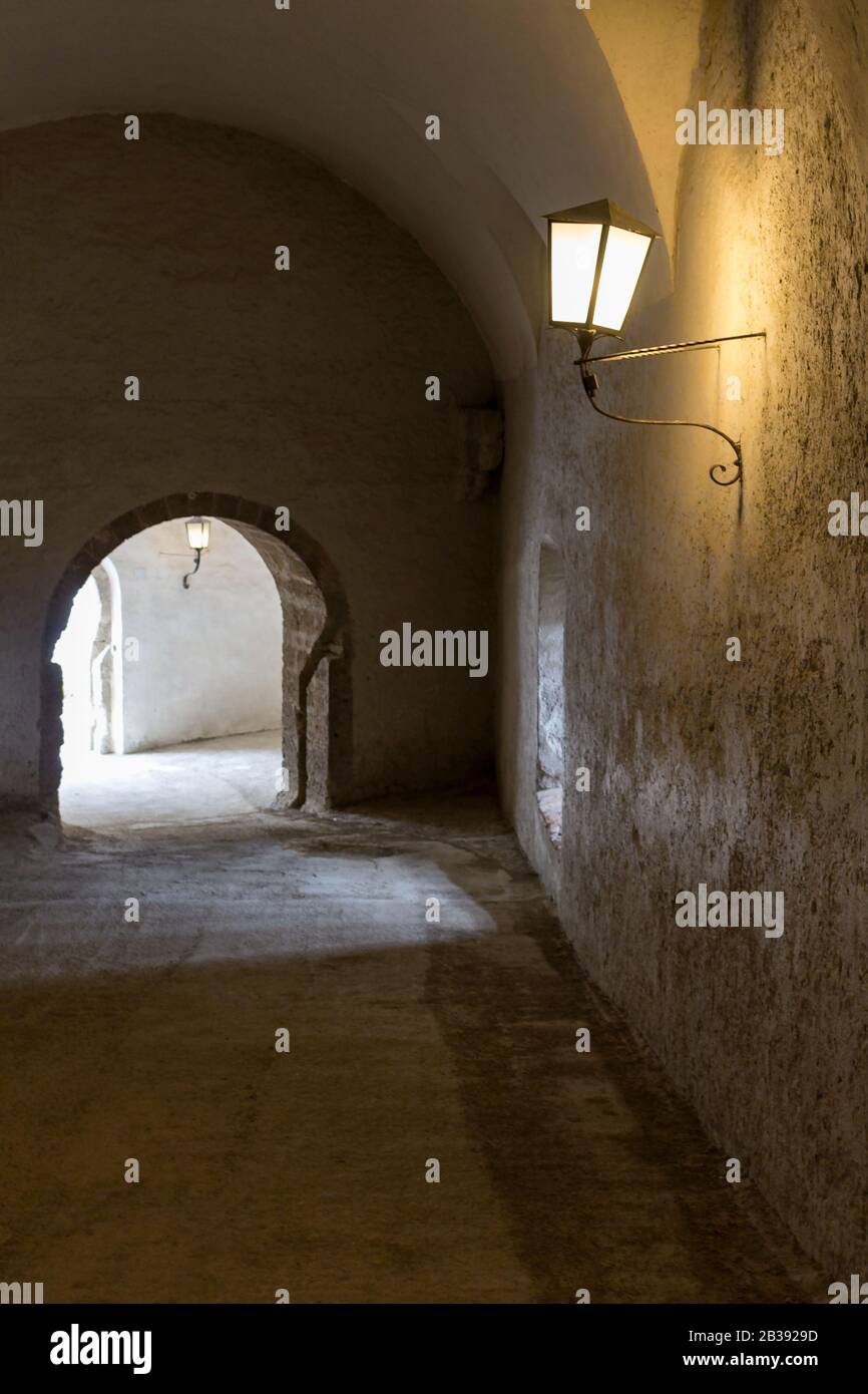 Hohensalzburg, AUTRICHE 2 avril 2018 Arc de pierre médiéval antique à l'intérieur du château Banque D'Images