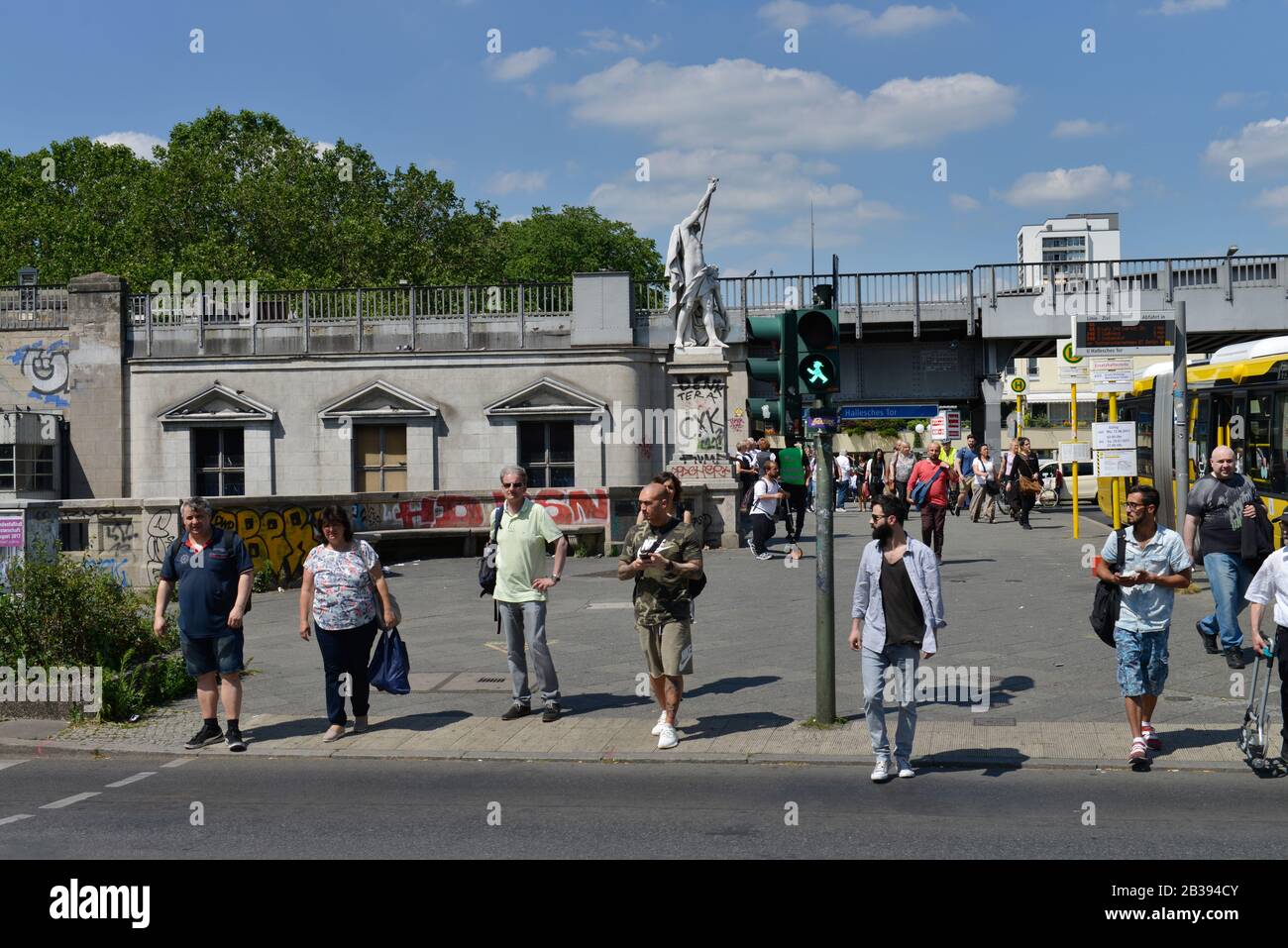 Passanten, Hallesches Ufer, Kreuzberg, Berlin, Allemagne Banque D'Images