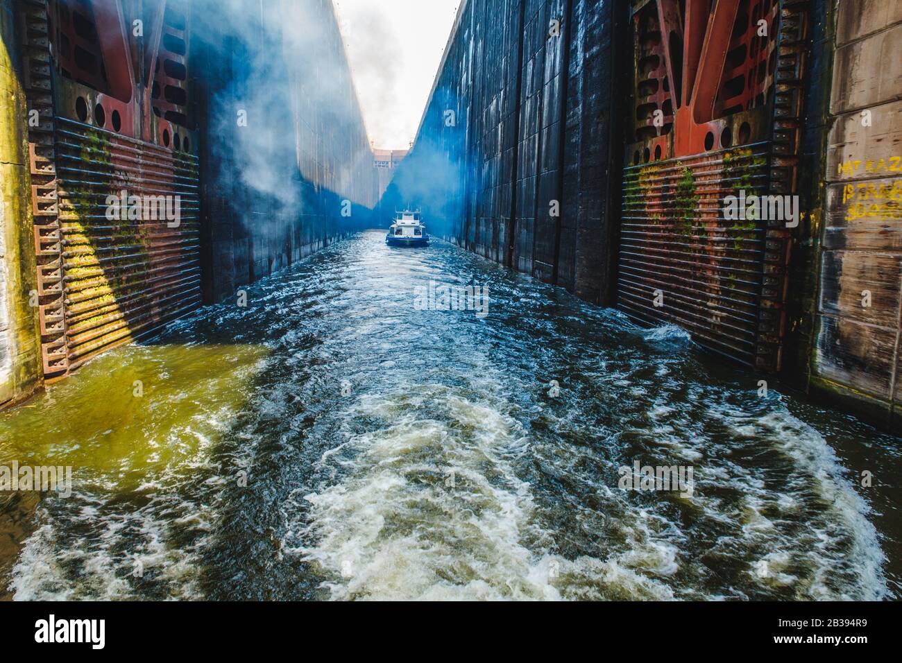 Passerelles sur la rivière Dnieper dans la ville de Zaporozhye. Verrouillage Banque D'Images