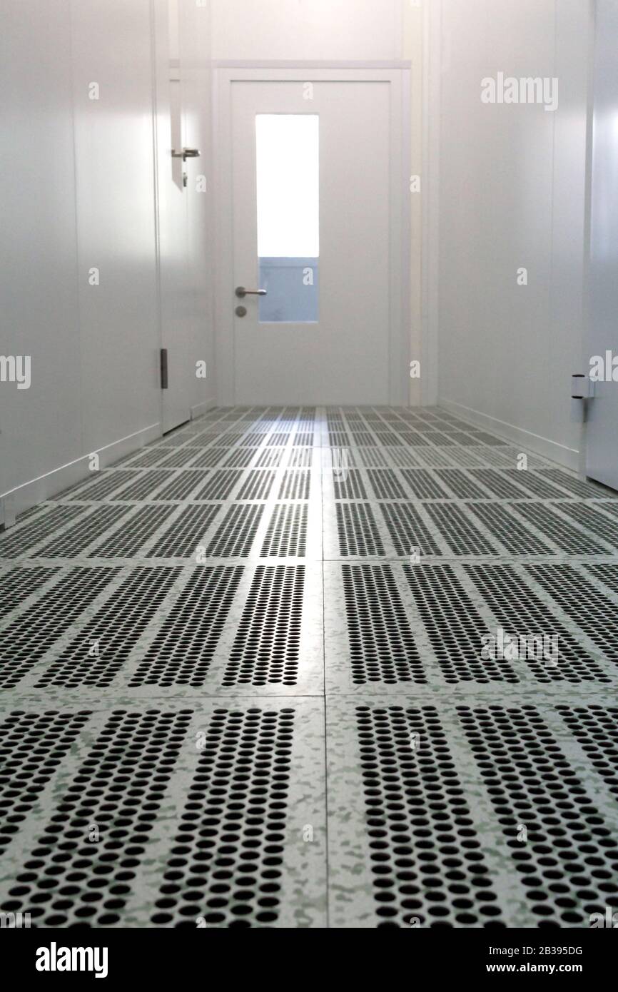 Intérieur de la salle blanche de fabrication de semi-conducteurs.couloir avec plancher surélevé et porte en salle blanche pour l'industrie pharmaceutique ou électronique. Banque D'Images