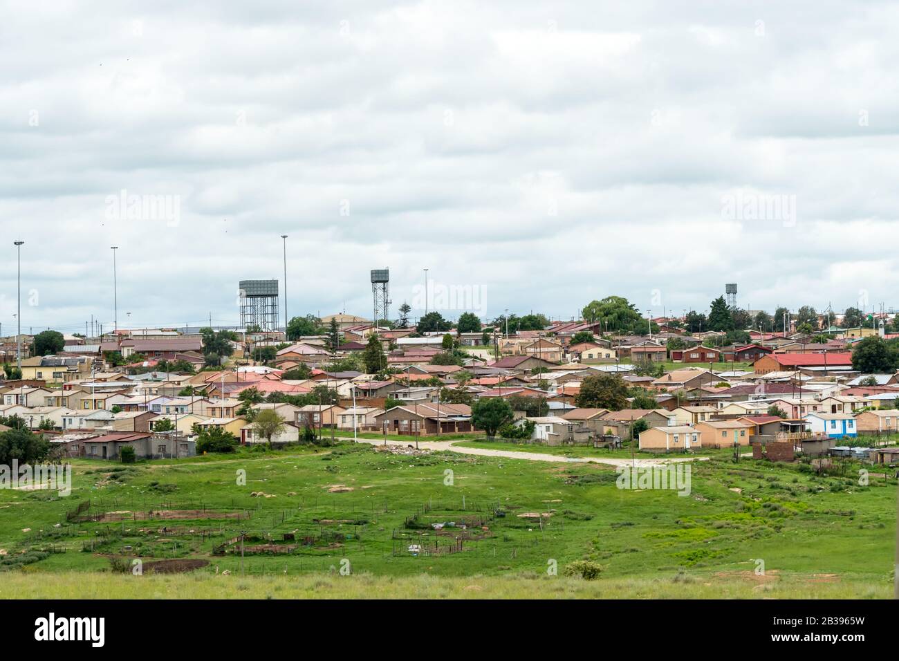 Petite ville et communauté sud-africaines dans la province de l'État libre, Afrique du Sud montrant des logements à faible coût Banque D'Images