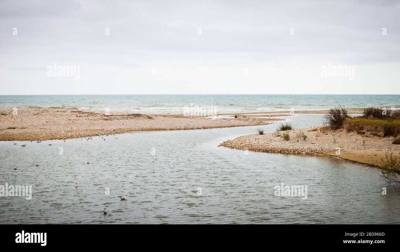 L'embouchure de la rivière Foix à Cubelles, Barcelone, Catalogne, Espagne. Mer Méditerranée sur la côte de Garraf Banque D'Images