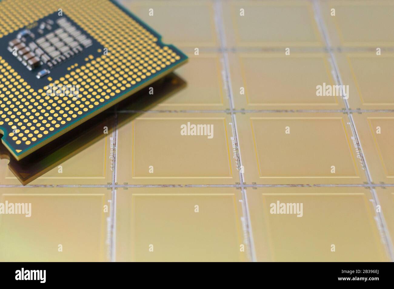 Puce processeur de l'ordinateur sur la surface jaune de la tranche de silicium fond de puce Banque D'Images