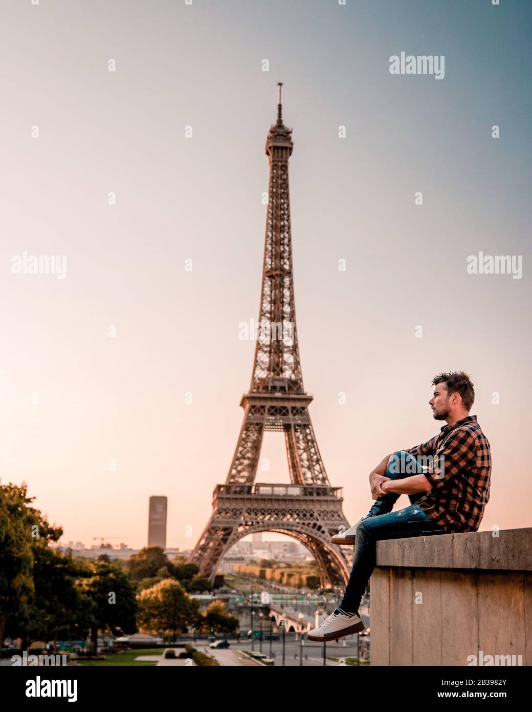 Jeunes hommes regardant la tour Eiffel à Paris. Guy touriste visitant Paris France par la tour eiffel Banque D'Images