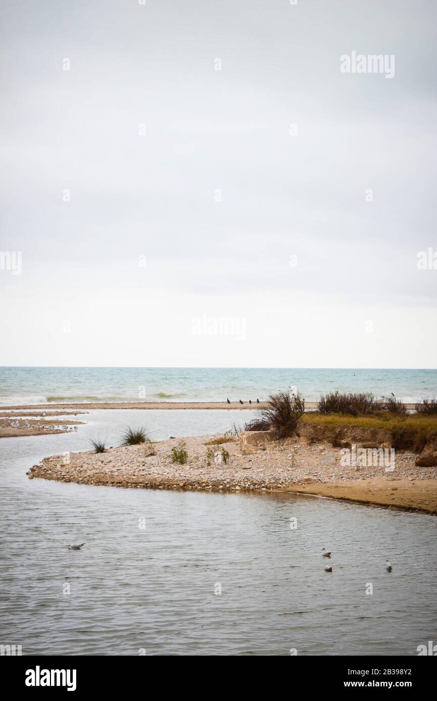 L'embouchure de la rivière Foix à Cubelles, Barcelone, Catalogne, Espagne. Mer Méditerranée sur la côte de Garraf Banque D'Images