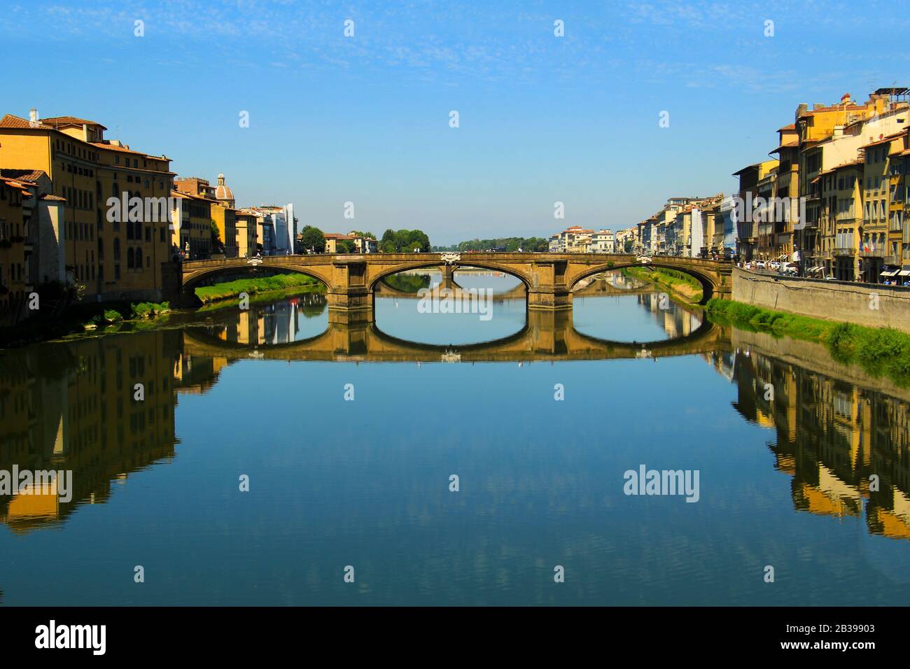 FLORENCE, ITALIE - 11 09 2017 vue panoramique sur le pont de Santa Trinita Santa Trinita et les bâtiments de Florence depuis le Ponte Vecchio-Florence. Banque D'Images