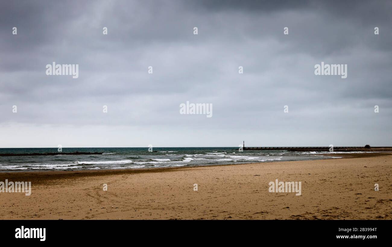 Journée nuageux sur la plage de Cubelles, Barcelone, Catalogne, Espagne. Paysage marin surmoulé méditerranéen sur la côte de Garraf. Banque D'Images