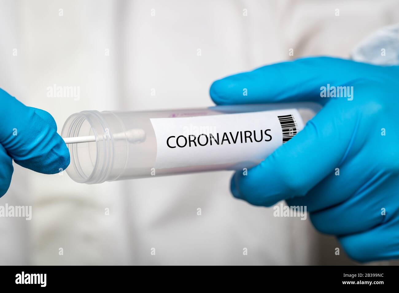 Test de l'écouvillon du coronavirus Banque D'Images