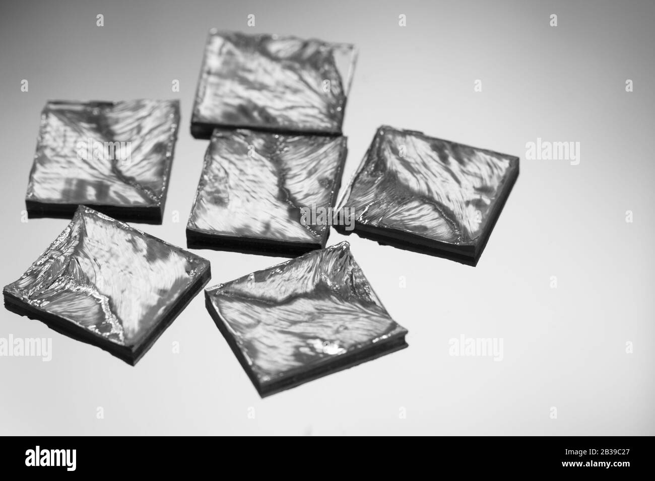 Morceaux de silicium polycristallin sur une tranche de polysilicium avec micropuces. Banque D'Images