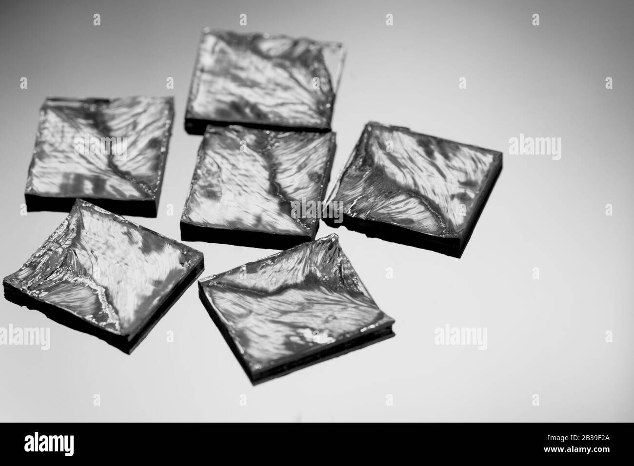 Morceaux de silicium polycristallin sur une tranche de polysilicium avec micropuces. Banque D'Images